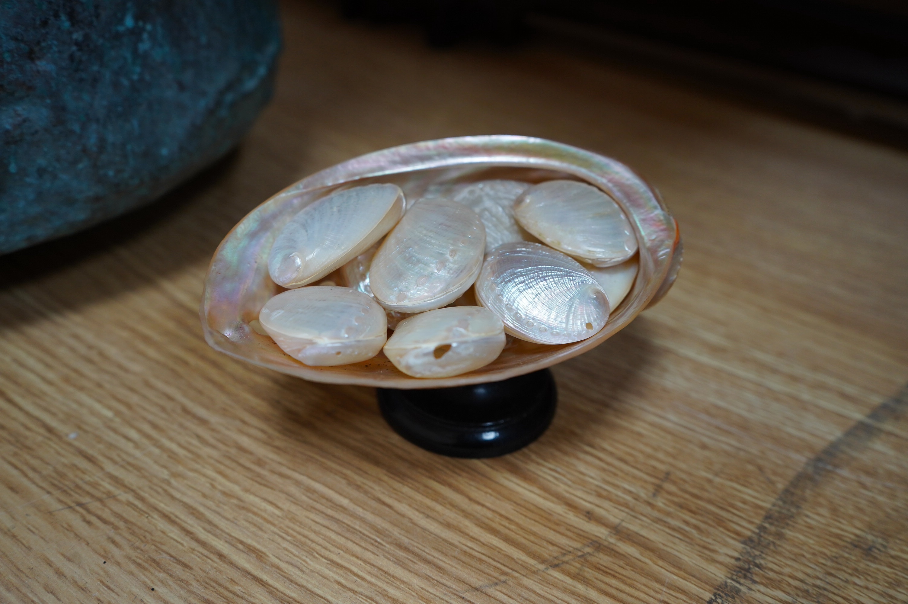 A quantity of shells / mother-of-pearl including carvings. Condition – fair to good